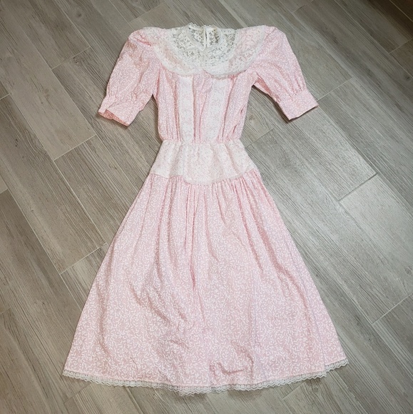 no brand Dresses & Skirts - Vintage estate sale dress!! Pink frills
